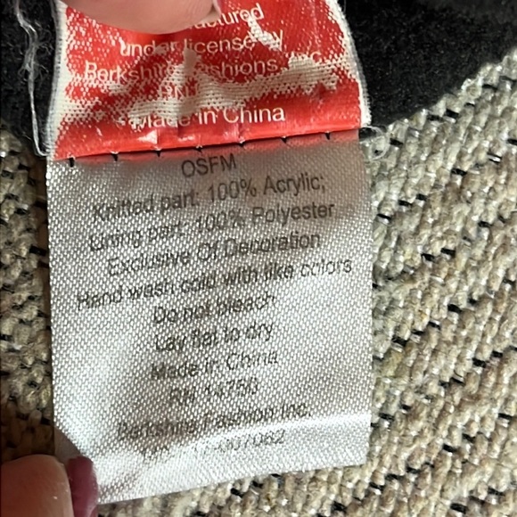 Disney Mickey Mouse hat & mittens - Picture 9 of 11